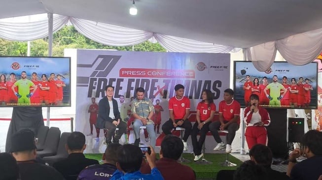 Garena selaku developer dan publisher game global terkemuka, resmi berkolaborasi dengan PT Garuda Sepak Bola Indonesia (GSI) atas PSSI, menghadirkan jersey anyar Timnas Indonesia di game Free Fire. [Dok. Suara.com/Adie Prasetyo Nugraha]