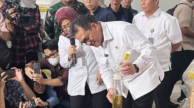 Menteri Perdagangan (Mendag) Budi Santoso melakukan uji takaran Minyakita dalam ekspose temuan pabrik Minyakita di Karawang, Jawa Barat, Kamis (13/3/2025). ANTARA/Putu Indah Savitri