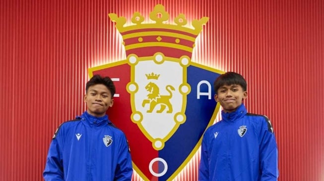 Dua pemain muda berbakat Indonesia, Waliyuddin Shofa (Persib Bandung) dan Rohmat Nuridaya (PSM Makassar), mendapat kesempatan emas untuk berlatih di klub La Liga Spanyol, Osasuna.[Dok. Osasuna/LaLiga]