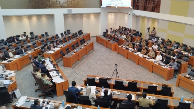 Suasana ruang rapat Komisi I DPR bersama TNI membahas Revisi UU TNI di Kompleks Gedung Parlemen Senayan, Jakarta. [Suara.com/Bagaskara]