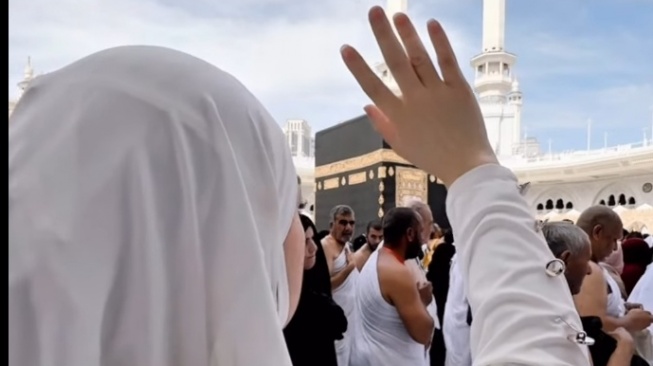 Celine Evangelista jalani umrah untuk pertama kalinya usai jadi mualaf (Instagram)