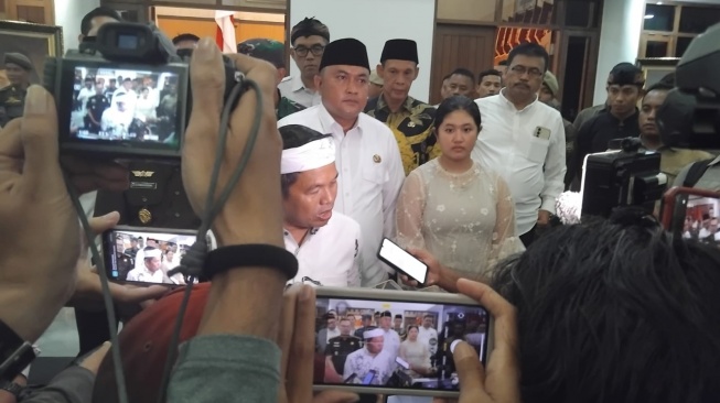 Gubernur Jawa Barat, Dedi Mulyadi saat Diwawancara oleh sejumlah Wartawan di Pendopo Bupati Bogor, Kamis (13/3/2025) [Andi Ahmad/Suarabogor].