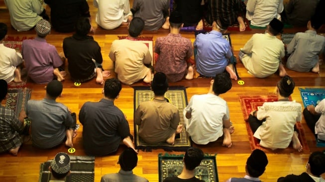 Niat, Tata Cara dan Doa Sholat Malam Lailatul Qadar dalam Bahasa Arab Lengkap