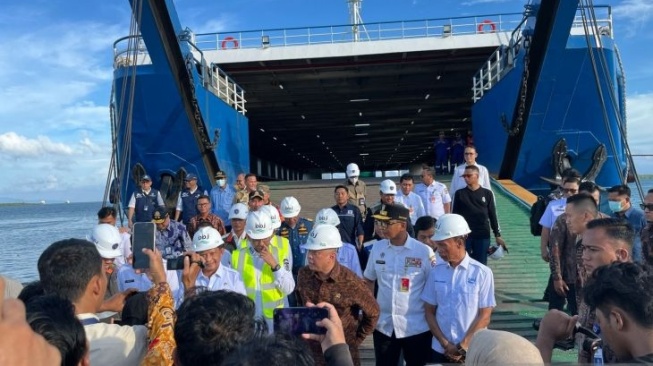 Menhub Dudy Purwagandhi didampingi Mendagri Tito Karnavian meninjau kesiapan Pelabuhan BBJ dan Wika menghadapi arus mudik Lebaran 2025. [ANTARA]