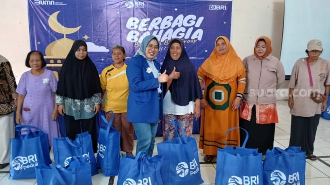 Regional Operation Head BRI Regional Office Semarang, Nurrohmi Handayani saat menyerahkan bantuan di kelurahan Jatingaleh pada Kamis (13/3/2025). [Suara.com/Budi Arista Romadhoni]