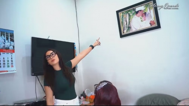 Potret Kosan Tempat Tinggal Nunung. (YouTube/Melaney Ricardo)