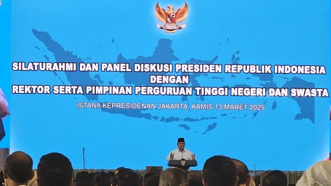 Presiden RI Prabowo Subianto saat acara diskusi dengan 184 rektor dari lembaga Pendidikan Tinggi (PT) di Halaman Tengah Istana Kepresidenan Jakarta, Kamis (13/3/2025). (Suara.com/Novian)