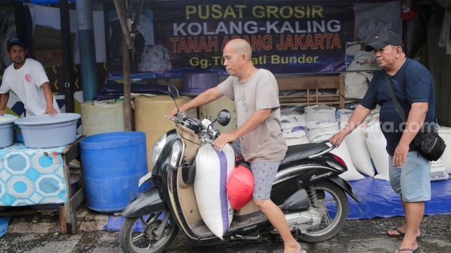 Pedagang melayani pembeli kolang-kaling di kawasan Tanah Abang, Jakarta, Kamis (13/3/2025). [Suara.com/Alfian Winanto]