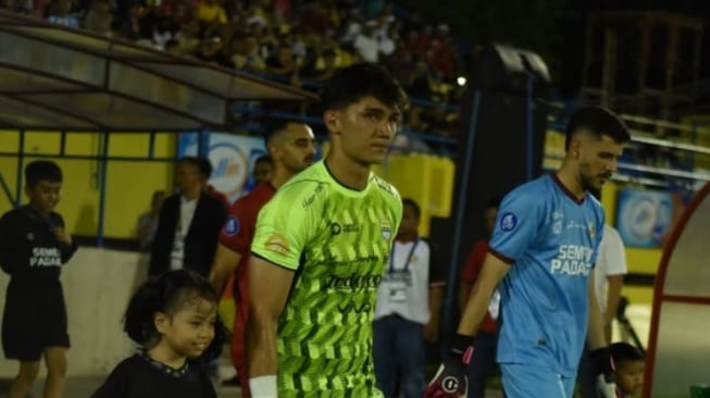 Penjaga gawang Persib Bandung, Kevin Ray Mendoza, mendapatkan panggilan bergabung dengan Timnas Filipina untuk pertandingan kualifikasi Piala Asia 2027. (IG Kevin Ray Mendoza)