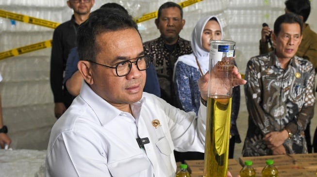 Menteri Perdagangan Budi Santoso (tengah) menunjukkan takaran Minyakita 1 liter yang dikurangi PT Artha Eka Global Asia di Kabupaten Karawang, Jawa Barat, Kamis (13/5/2025). [ANTARA FOTO/Fakhri Hermansyah/tom]