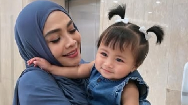 Digendong Tieta, Menilik Merek dan Harga Sepatu Baby Lily yang Gak Kaleng-kaleng