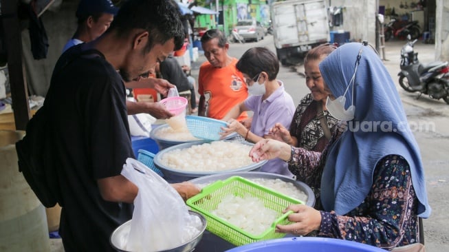 Pedagang melayani pembeli kolang-kaling di kawasan Tanah Abang, Jakarta, Kamis (13/3/2025). [Suara.com/Alfian Winanto]