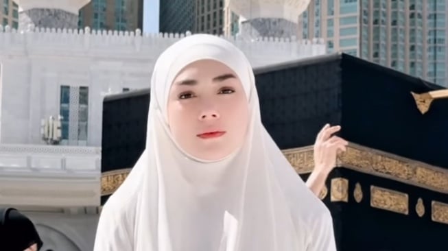 Celine Evangelista jalani umrah pertama kali (Instagram)