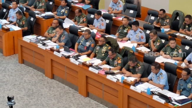 Rapat Komisi I DPR RI bersama dengan Panglima TNI, KSAD, KSAU, dan KSAL membahas RUU TNI di Komplek Parlemen, Senayan, Jakarta, Kamis (13/3/2025). (Suara.com/Bagaskara)