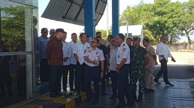 Menteri Perhubungan (Menhub) Dudy Purwagandhi dan Menteri Dalam Negeri Tito Karnavian meninjau Unit Pelaksana Penimbangan Kendaraan Bermotor (UPPKB) Way Urang, Kecamatan Kalianda, Kabupaten Lampung Selatan. [ANTARA]