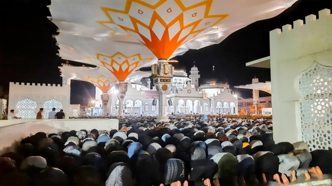 Salat Tarawih di Masjid Raya Baiturrahman di Banda Aceh. (Kontributor Aceh/Habil Razali).