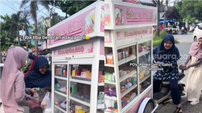 Viral Cewek Gabut Jualan 'Skincare Keliling', Respon Masyarakat Tak Terduga