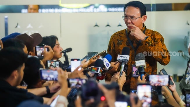 Mantan Komisaris Utama PT Pertamina, Basuki Tjahaja Purnama alias Ahok memberi pernyataan pada awak media usai menjalani pemeriksaan di Kejaksaan Agung, Jakarta, Kamis (13/3/2025). [Suara.com/Alfian Winanto]