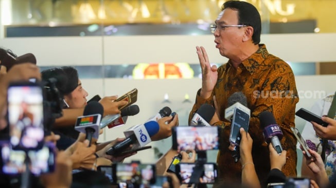 Mantan Komisaris Utama PT Pertamina, Basuki Tjahaja Purnama alias Ahok memberi pernyataan pada awak media usai menjalani pemeriksaan di Kejaksaan Agung, Jakarta, Kamis (13/3/2025). [Suara.com/Alfian Winanto]