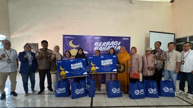 BRI Peduli Bagikan 1.500 Paket Sembako untuk Warga Jatingaleh