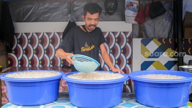 Pedagang melayani pembeli kolang-kaling di kawasan Tanah Abang, Jakarta, Kamis (13/3/2025). [Suara.com/Alfian Winanto]