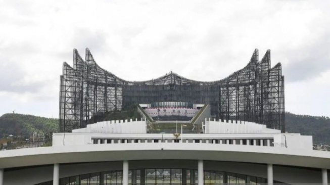  Suasana Istana Negara dan Istana Garuda difoto dari Sumbu Kebangsaan di IKN, Penajam Paser Utara, Kalimantan Timur. (ANTARA)