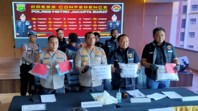 Jumpa pers pembunuhan ibu dan anak bernama Tjong Sioe Lan alias Ecin dan Eka Serlawati di Polres Metro Jakarta Barat, Kamis (13/3/2025). ANTARA/Risky Syukur