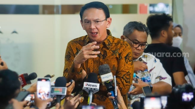 Mantan Komisaris Utama PT Pertamina, Basuki Tjahaja Purnama alias Ahok memberi pernyataan pada awak media usai menjalani pemeriksaan di Kejaksaan Agung, Jakarta, Kamis (13/3/2025). [Suara.com/Alfian Winanto]