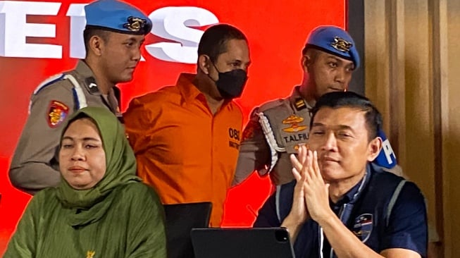 Tersangka kasus asusila dan narkoba mantan Kapolres Ngada AKBP Fajar Widyadharma Lukman Sumaatmaja (tengah) dihadirkan saat konferensi pers di Divisi Humas Polri, Jakarta, Kamis, (13/3/2025). [ANTARA FOTO/Fath Patra Mulya/fah/Spt]