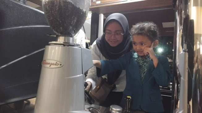 Momen di Tengah Pertemuan Pejabat, Hyang Sukma Ayu Asyik Meracik Kopi Asli Bogor