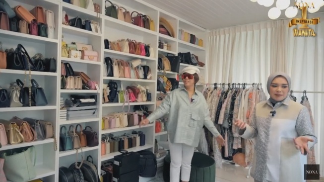 Walk in closet di rumah mewah Linda Anggrea CEO Buttonscarves. [YouTube/NONA]