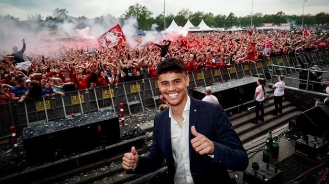 Bek Timnas Indonesia, Mees Hilgers bersama FC Twente. [Dok. Ig/meeshilgerss]