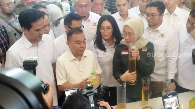 Wakil Ketua DPR RI Sufmi Dasco Ahmad serta jajaran Komisi VI DPR RI melakukan inspeksi mendadak ke Pasar Kramat Jati, Jakarta Timur, Jumat (14/3/2025) pagi. Sidak ini untuk melihat produk MinyaKita yang dijual apakah sesuai takaran atau tidak. 