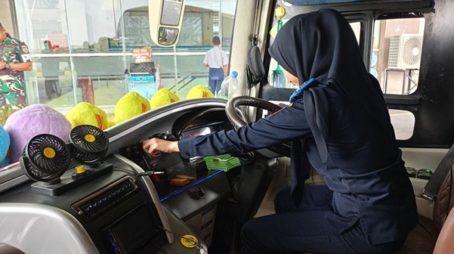 Petugas melakukan pra ramp-check atau uji kelaikan kendaraan angkutan umum pada bus menjelang mudik di Terminal Terpadu Pulo Gebang (TTPG), Jakarta Timur, Jumat (14/3/2025). ANTARA/Siti Nurhaliza.