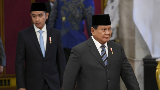 Presiden Prabowo Subianto (kanan) didampingi Wakil Presiden Gibran Rakabuming Raka di Istana Negara, Jakarta. (ANTARA FOTO/Hafidz Mubarak A)