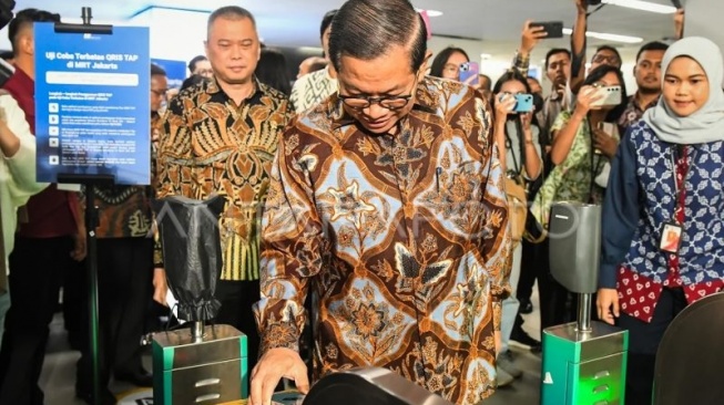 Gubernur DKI Jakarta Pramono Anung menempelkan ponselnya ke mesin pemindai untuk membayar kereta Moda Raya Terpadu (MRT) di Stasiun MRT Bundaran HI, Jakarta, Jumat (14/3/2025). ANTARA FOTO/Sulthony Hasanuddin/nym.