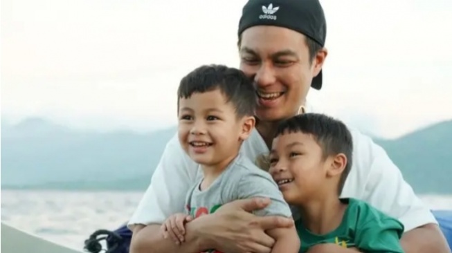 Baim Wong bersama kedua anaknya, Kiano Tiger Wong dan Kenzo Eldrago Wong (Instagram)