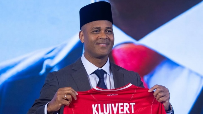 Patrick Kluivert yang menjadi pelatih timnas Indonesia disorot oleh striker Australia, Kusini Yengi. (Instagram/@433)