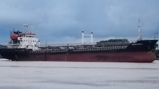 Kapal Tanker Pertamina Kencing di Pontianak: Skandal BBM Bersubsidi Kembali Gegerkan Pertamina!