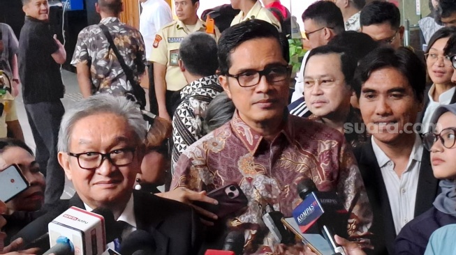 Pengacara Sekjen PDIP Hasto Kristiyanto, Febri Diansyah (tengah). (Suara.com/Dea)