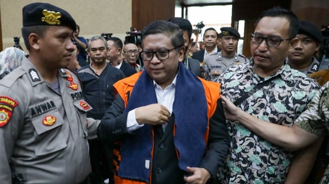 Sekjen DPP PDI Perjuangan Hasto Kristiyanto saat menjalani sidang perdana di Pengadilan Tipikor, Jakara, Jumat (14/3/2025). [Suara.com/Alfian Winanto]