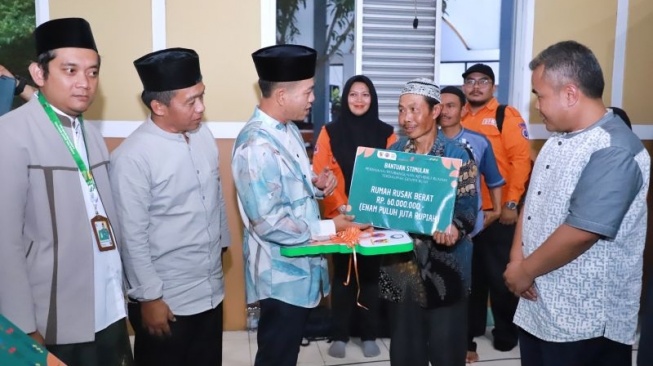 Bupati Bandung Dadang Supriatna saat memberikan bantuan kepada korban gempa bumi di Kabupaten Bandung, Jawa Barat, Kamis (13/3/2025). ANTARA/Rubby Jovan