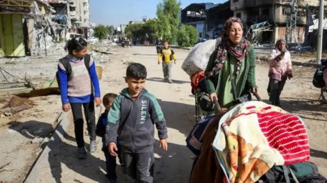 Warga Palestina mengungsi dengan berjalan kaki saat mereka melarikan diri dari bagian utara Gaza, di tengah operasi militer Israel, di Jabalia di Jalur Gaza utara pada tanggal 4 Desember 2024. (Foto arsip: Reuters)