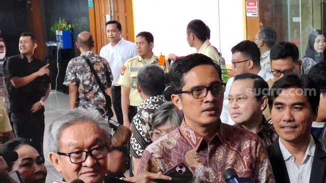 Pengacara Sekjen PDIP Hasto Kristiyanto, Febri Diansyah (tengah). (Suara.com/Dea)