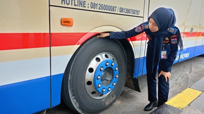 Petugas Terminal Pulo Gebang Jaktim Temukan Empat Bus AKAP Tak Laik Jalan