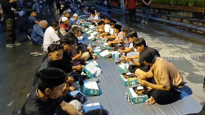 Buka bersama terpanjang di kawasan Stadion Manahan Solo. [Suara.com/Ari Welianto]