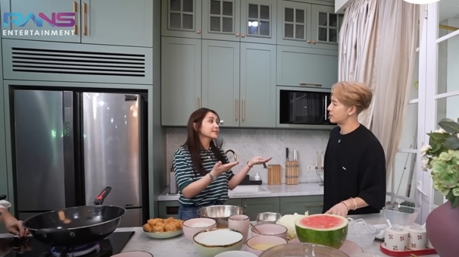 Jackson Wang Masak Takjil Bareng Nagita Slavina! Intip Momen Kocak dan Hangatnya