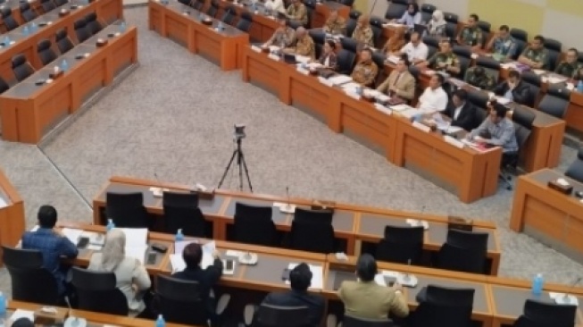 Suasana pertemuan antara Komisi I DPR dan TNI dalam pembahasan Revisi UU TNI di Kompleks Gedung Parlemen, Senayan, Jakarta. [Suara.com/Bagaskara]