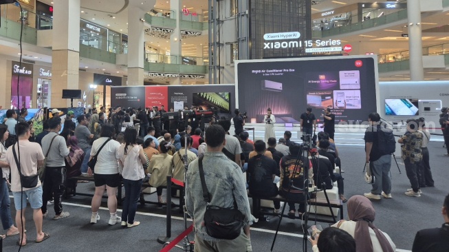 Penjualan perdana Xiaomi  15 Series di Jakarta, Sabtu (15/3/2025). [Suara.com/Dythia]