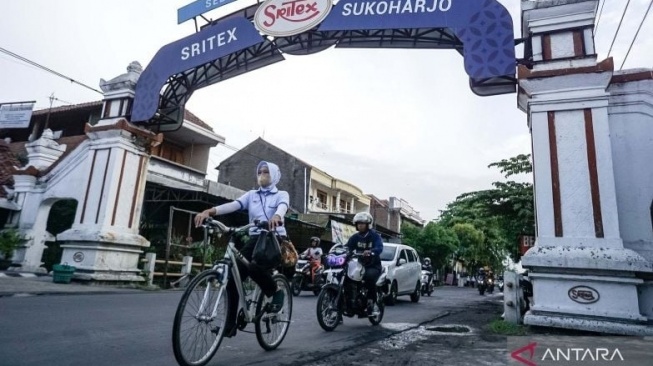 Sepeda yang dikendarai buruh perempuan keluar dari pabrik PT Sri Rejeki Isman Tbk (Sritex) di Sukoharjo, Jawa Tengah, beberapa waktu lalu. [ANTARA FOTO/Mohammad Ayudha/aww]